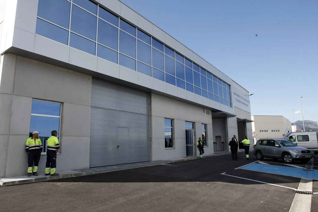 Las nuevas instalaciones están ubicadas en una nave del polígono industrial de Tanos-Viérnoles de unos 1.500 metros, más otros 500 metros cuadrados de aparcamiento, y que han supuesto una inversión de 800.000 euros