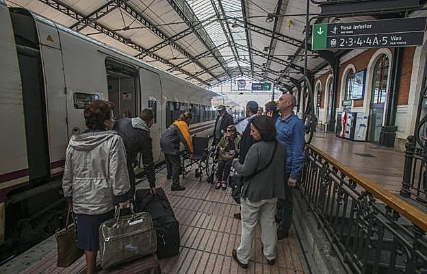Un grupo de viajeros se dispone a coger el tren en la estación de Valladolid con destino a Santander. 