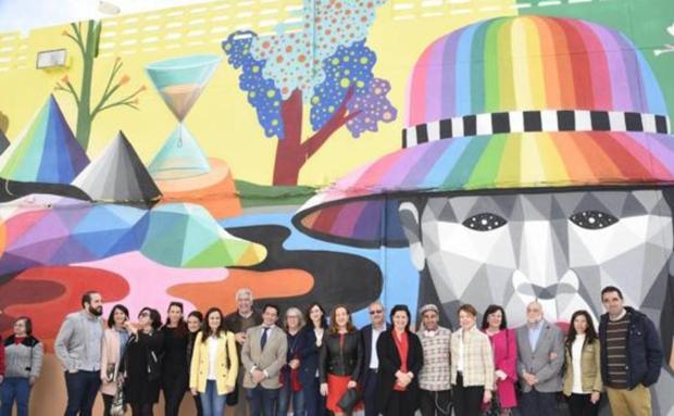 Las autoridades de Puertollano, junto al artista cántabro, en la inauguración del mural. 