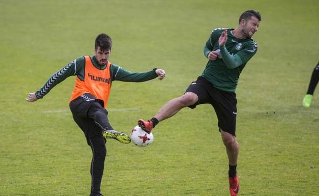 Álex García, descartado por Pouso, estrella el balón en el pie de Borja Lázaro en la sesión del miércoles.