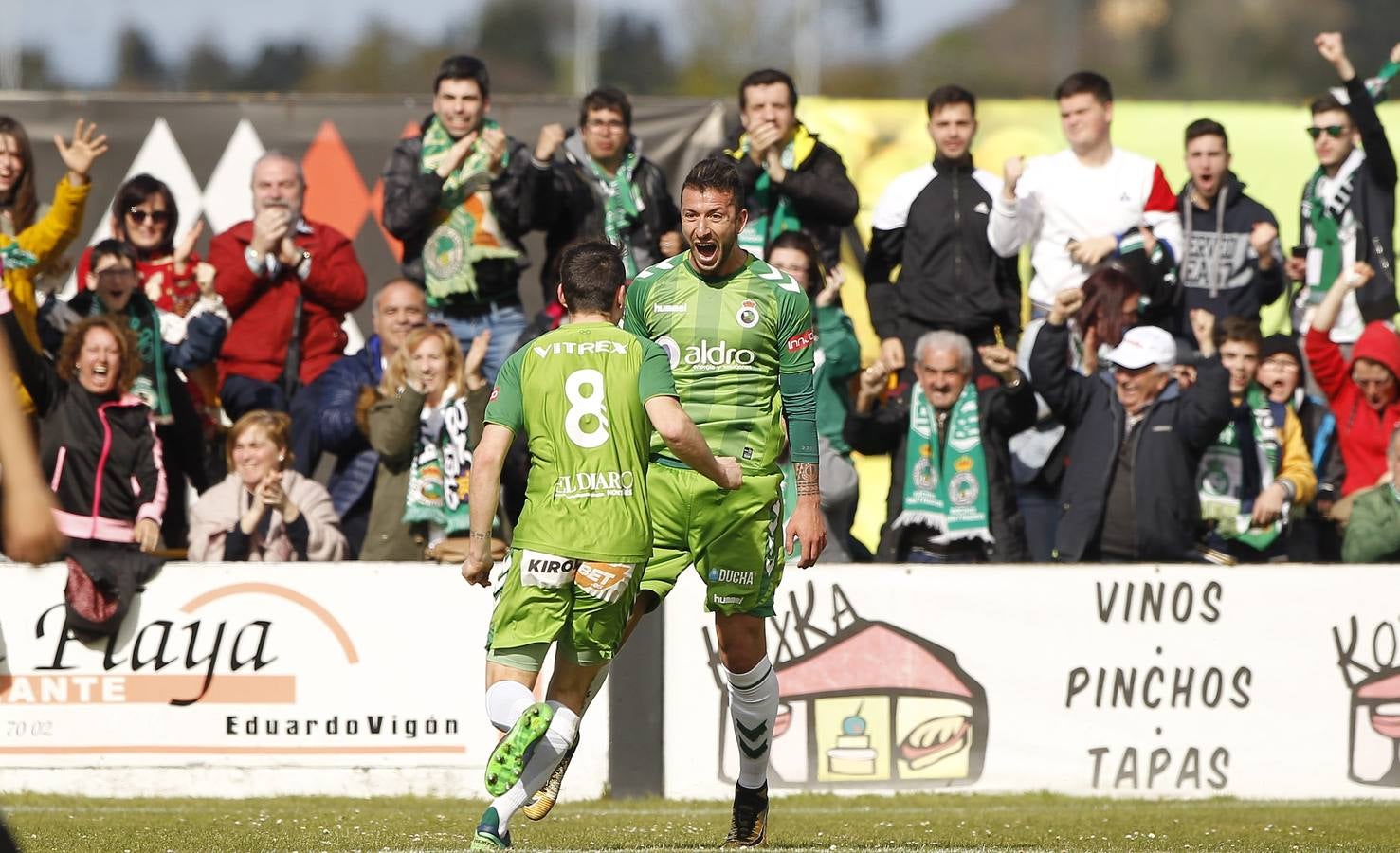 Fotos: El Racing se enfrenta al Lealtad