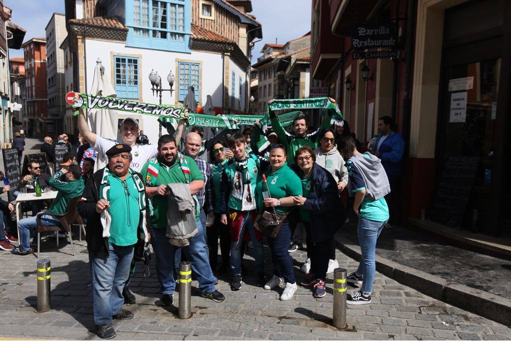 Los aficionados verdiblancos se han dejado notar en la villa asturiana antes del partido contra el Lealtad