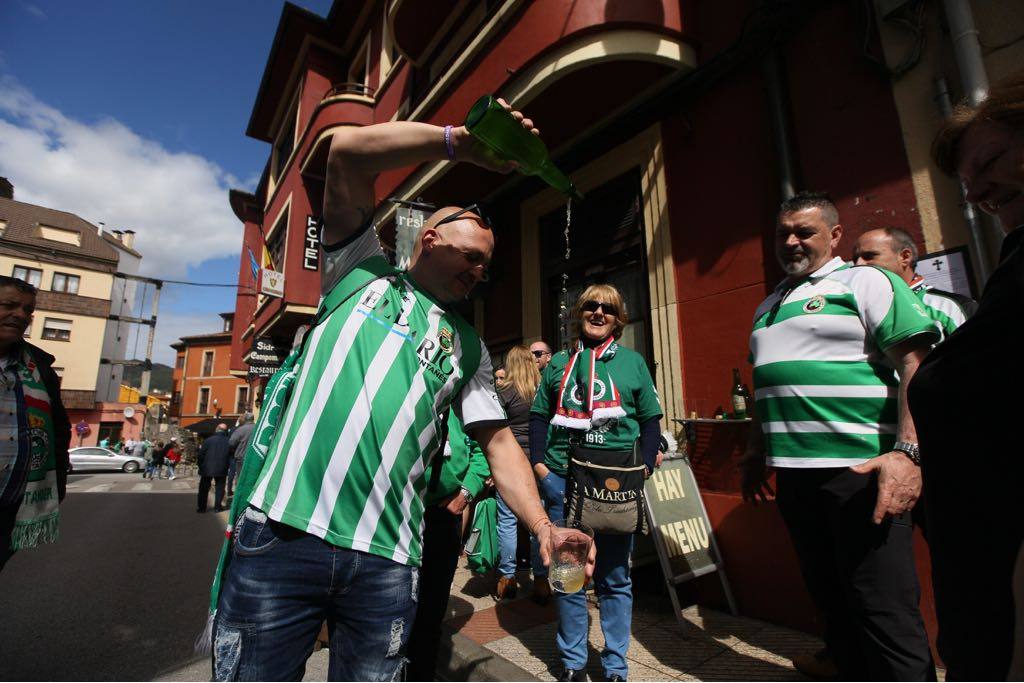 Los aficionados verdiblancos se han dejado notar en la villa asturiana antes del partido contra el Lealtad