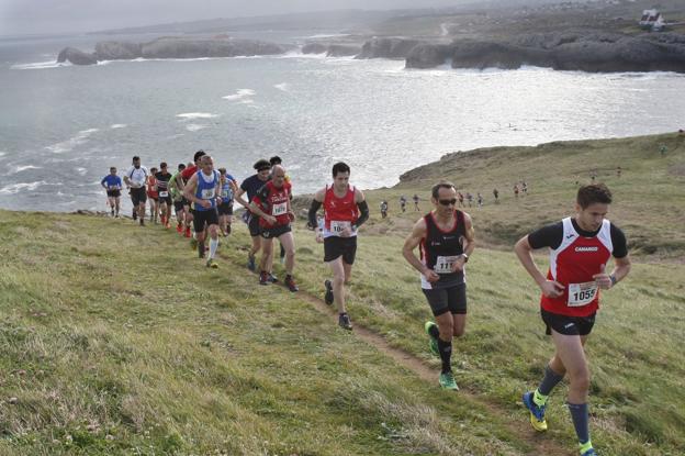 Santiago Santacruz, del Camargo Ría del Carmen, lidera la hilera de corredores ayer en el Trail Costa Quebrada.