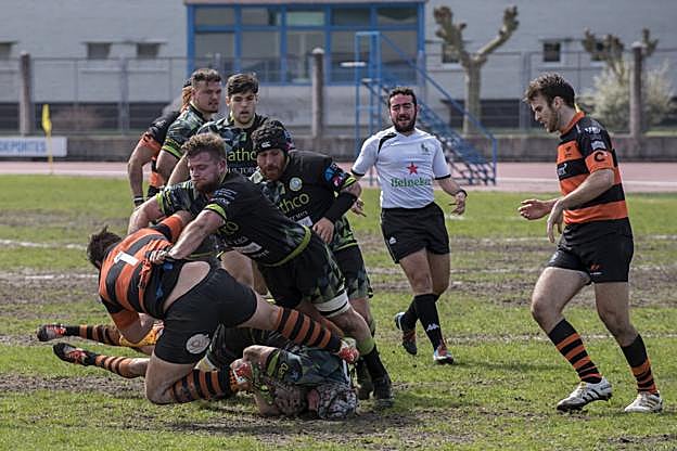 Klopper, del Bathco, trata de apartar de un ruck a Castelló, el jugador con el dorsal número uno de Les Abelles. 