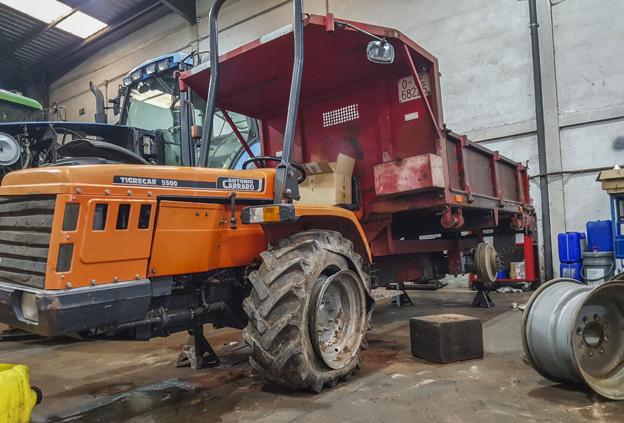 El ganadero llevó esta semana los dos tractores al taller Fernando Cuétara, de Panes (Asturias) 