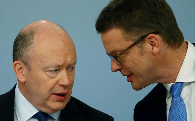 John Cryan habla con Christian Sewing hace una semana en una conferencia de prensa. 