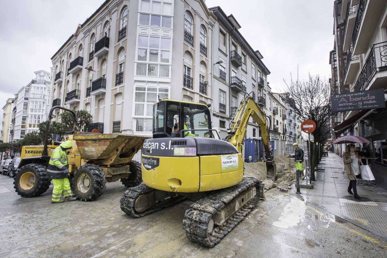 La total renovación de la calzada de la calle Peña Herbosa y todas las tuberías que van bajo ella avanzan por fases para facilitar la vida de los residentes. Cuando acabe la obra esta calle será de plataforma única; es decir, la calzada de adoquín de granito estará al mismo nivel que la acera, separadas por bolardos y árboles.