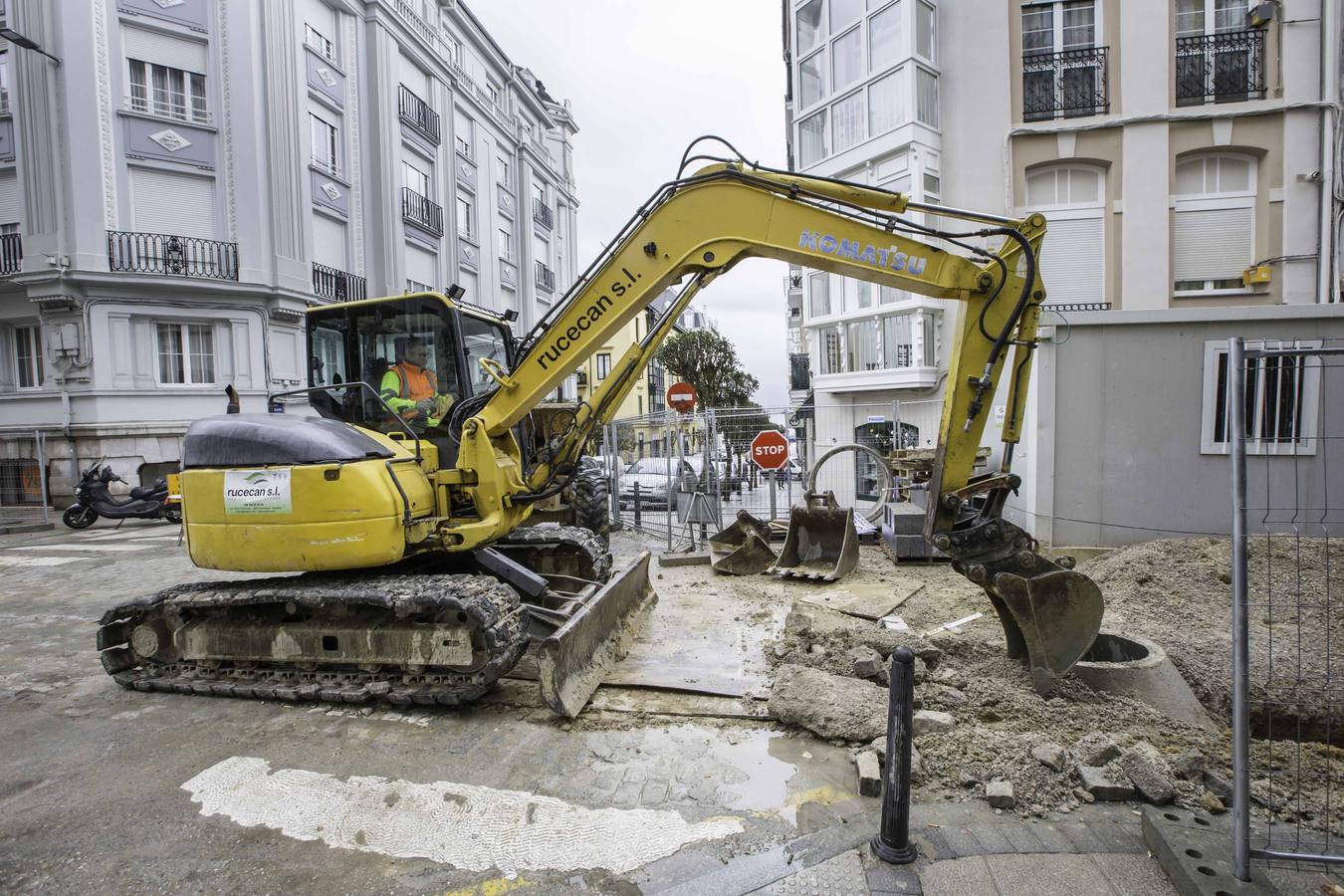 La total renovación de la calzada de la calle Peña Herbosa y todas las tuberías que van bajo ella avanzan por fases para facilitar la vida de los residentes. Cuando acabe la obra esta calle será de plataforma única; es decir, la calzada de adoquín de granito estará al mismo nivel que la acera, separadas por bolardos y árboles.