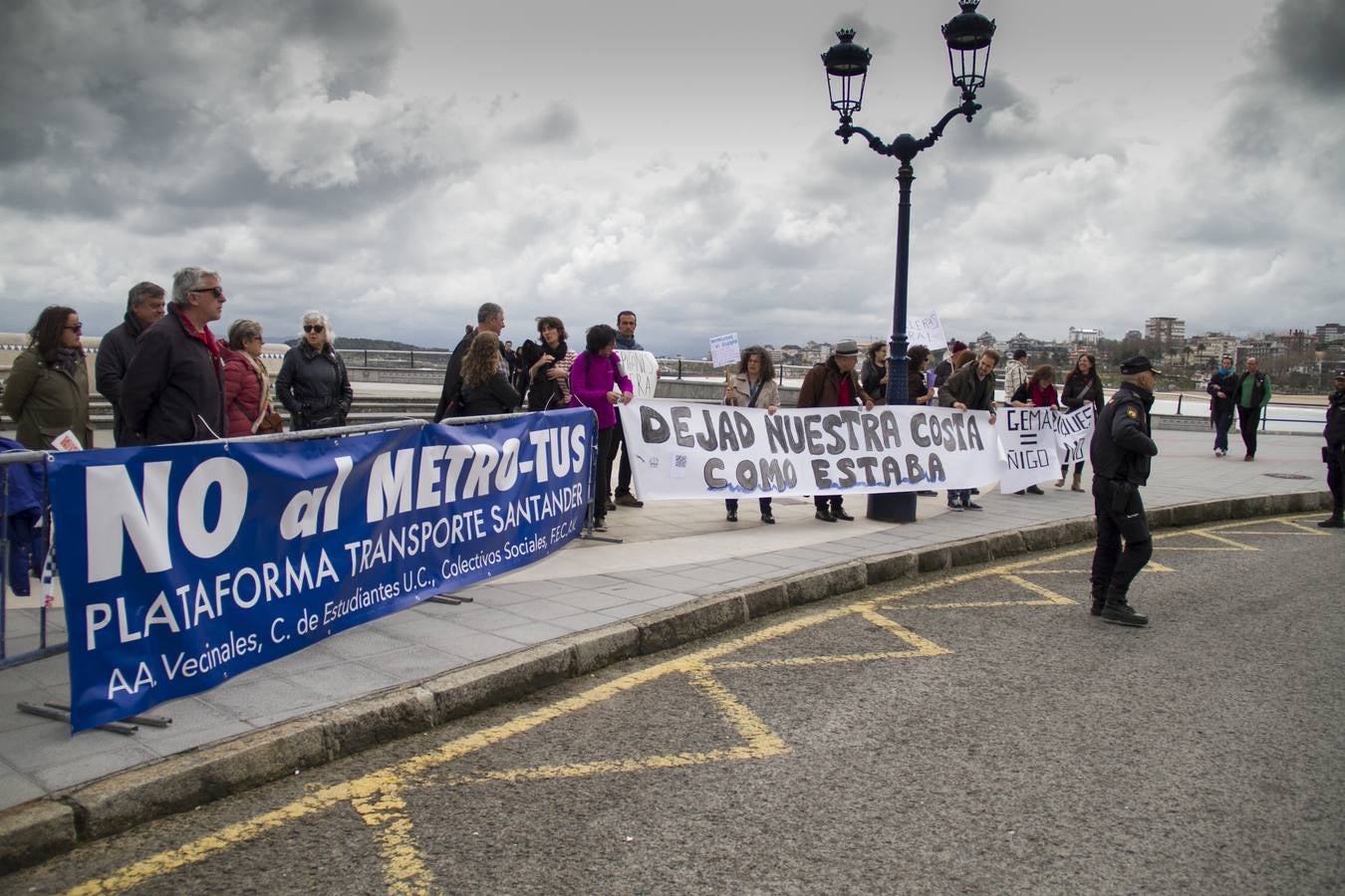 Una veintena de personas se ha concentrado a las puertas del Hotel Chiqui donde el ministro de Fomento, Íñigo de la Serna, ofrecía una conferencia