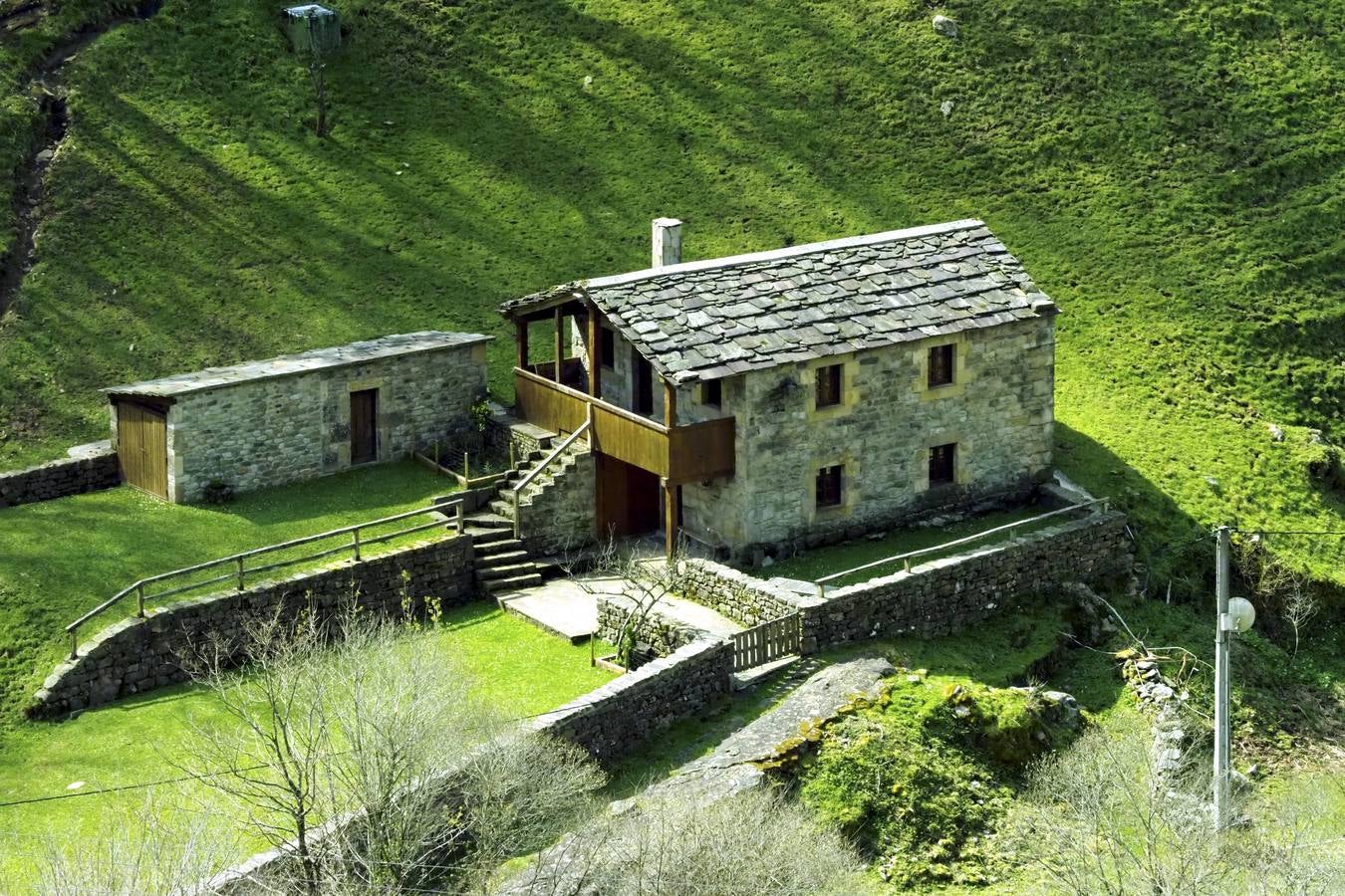 Tras el duro invierno que dejó media Cantabria bajo la nieve, con la llegada de la primavera el verde recobra su protagonismo en la región,