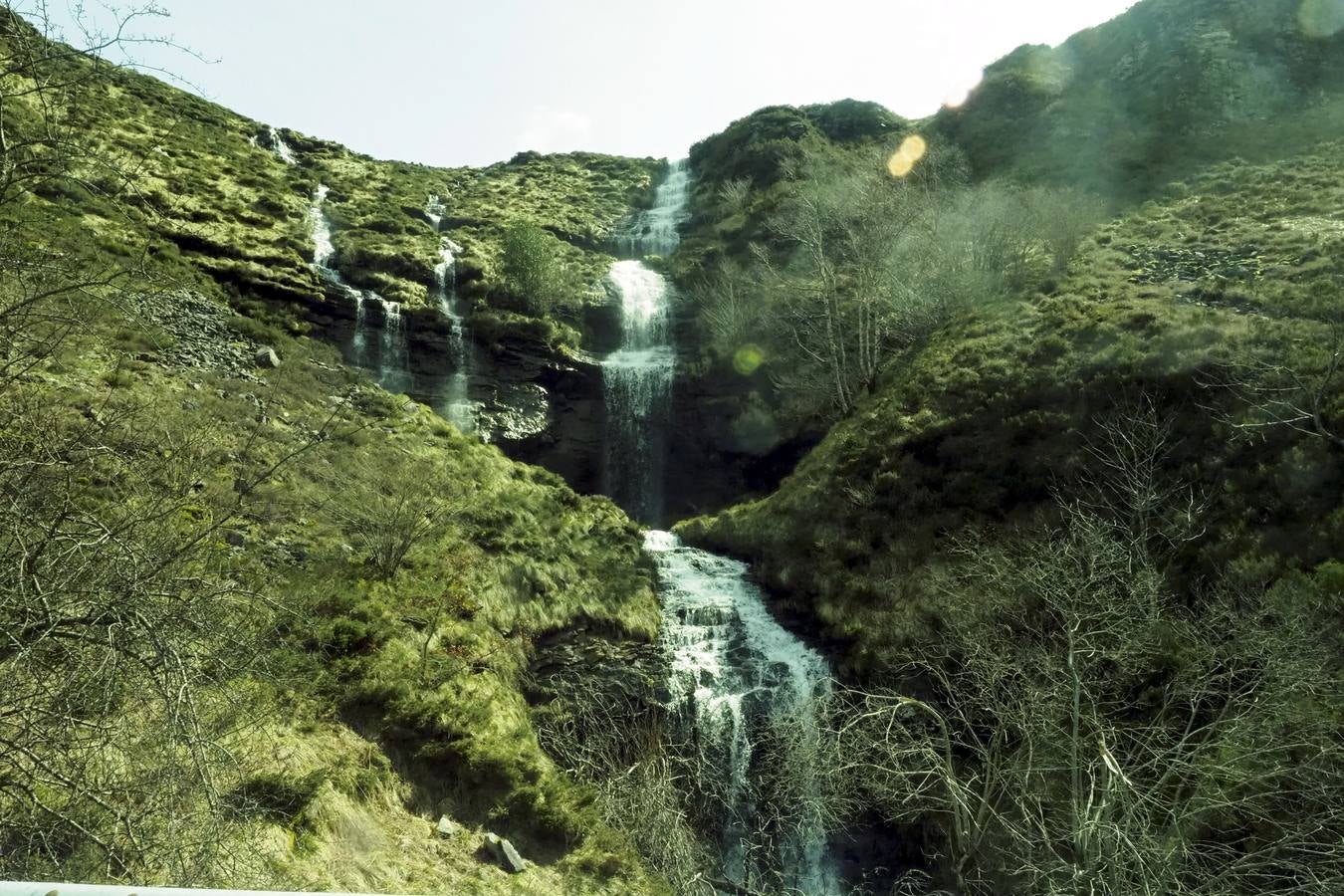 Tras el duro invierno que dejó media Cantabria bajo la nieve, con la llegada de la primavera el verde recobra su protagonismo en la región,