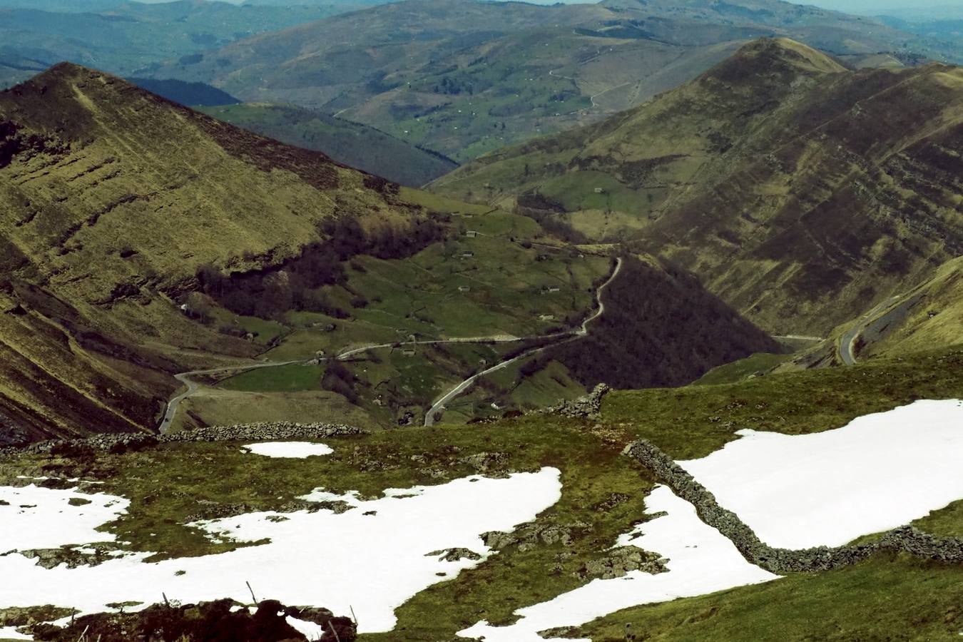 Tras el duro invierno que dejó media Cantabria bajo la nieve, con la llegada de la primavera el verde recobra su protagonismo en la región,