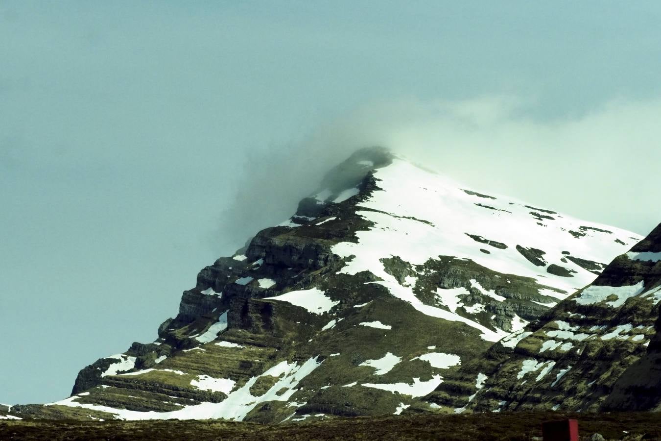 Tras el duro invierno que dejó media Cantabria bajo la nieve, con la llegada de la primavera el verde recobra su protagonismo en la región,