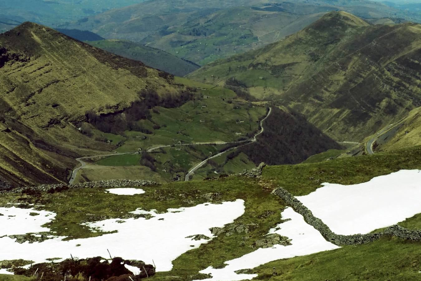 Tras el duro invierno que dejó media Cantabria bajo la nieve, con la llegada de la primavera el verde recobra su protagonismo en la región,