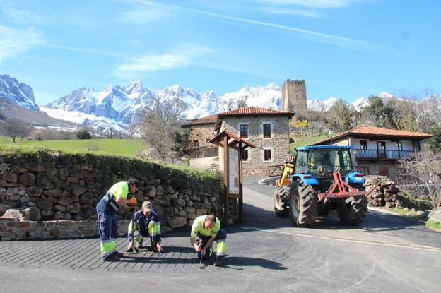 Las obras han mejorado la calle central del pueblo que llega hasta las inmediaciones de la torre medieval.