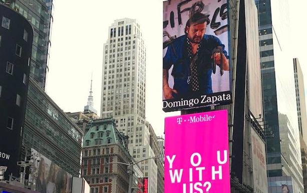 Fotografía cedida donde se aprecia una obra del artista plástico español radicado en Miami, Domingo Zapata, en una de las gigantescas pantallas de la emblemática plaza neoyorquina de Times Square. 
