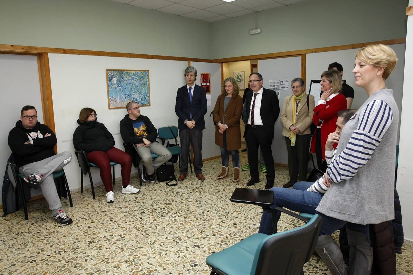 Fotos: Visita de Cruz Viadero al Centro de Rehabilitación Psicosocial Padre Menni de Torrelavega