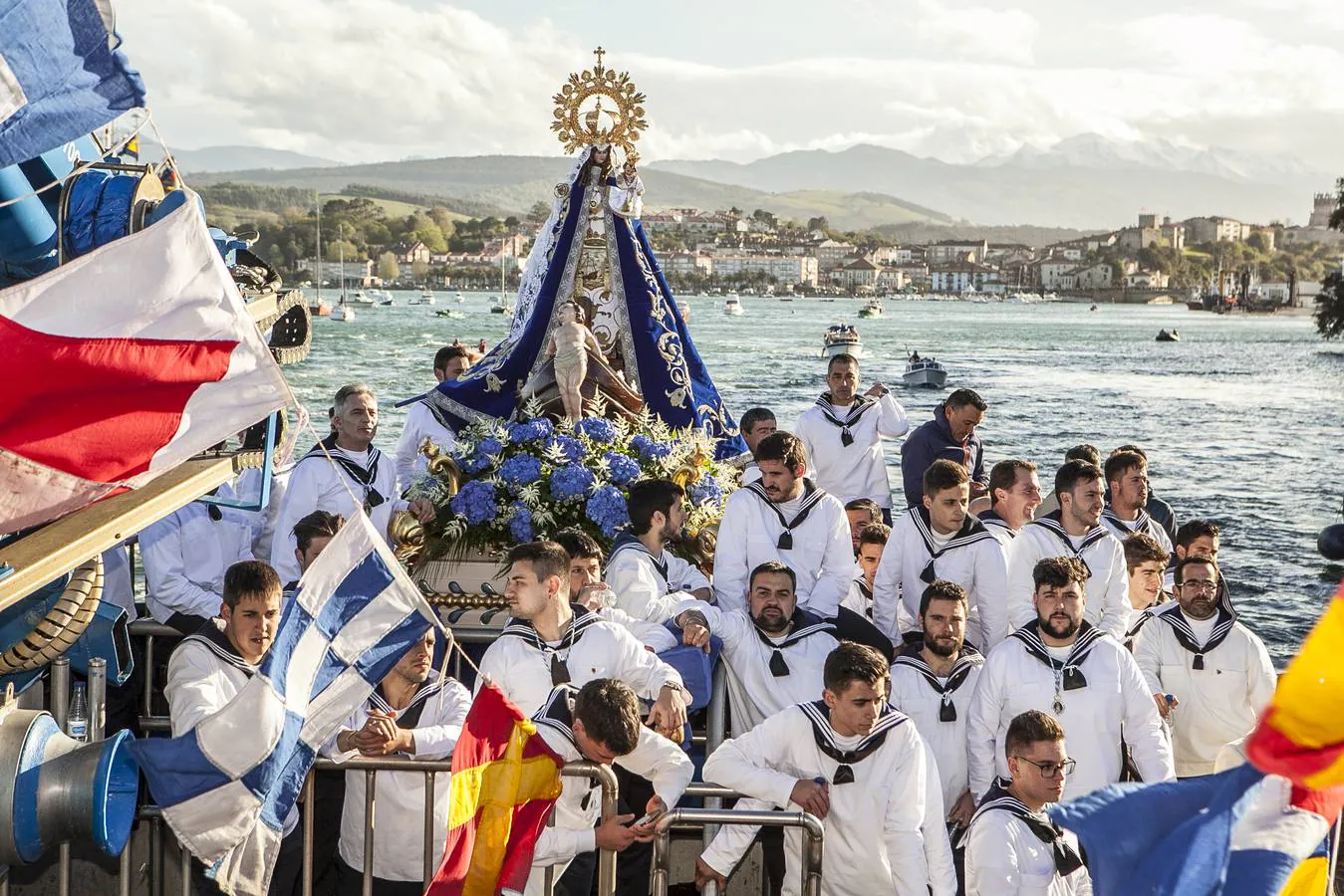 Tradicional procesión de la virgen en la Folía.