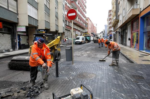 Obras de asfaltado en un tramo de la calle Julián Urbina. :
