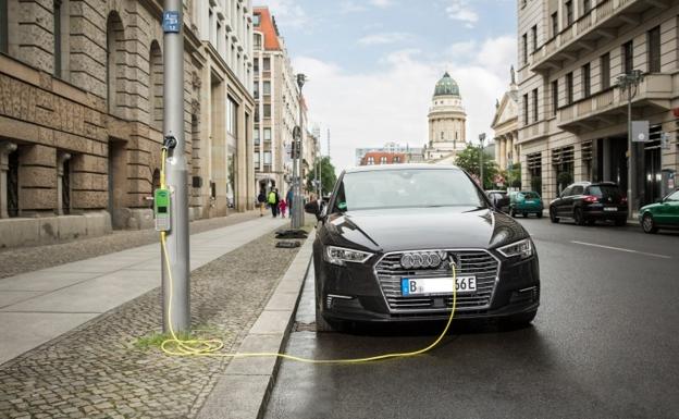 Un vehículo eléctrico conectado a una farola.