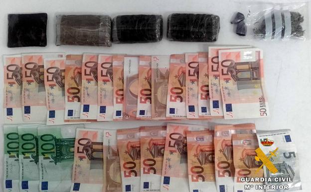 Dinero y drogas intervenidos a los tres detenidos.