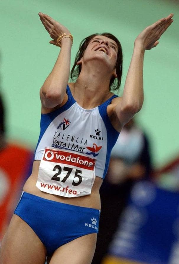 Ruth Beitia muestra su alegría al batir, por segunda vez en la misma tarde, el récord de España de salto de altura, que dejó en 2,0 metros, durante la segunda jornada de los Campeonatos de España en Pista Cubierta celebrados en Valencia (2004).