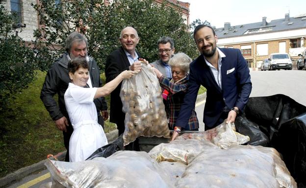 Momento de la entrega de las patatas de Valderredible.