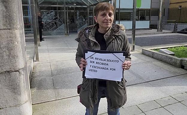 Se planta ante el Gobierno para reclamar los 40.000 euros que le costó el diagnóstico de la enfermedad rara que padece