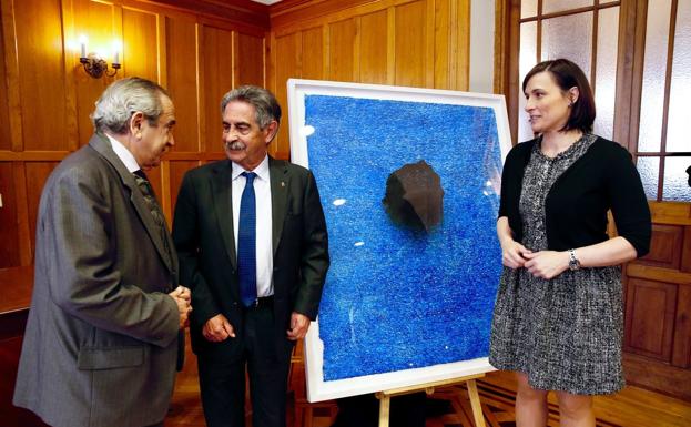 Lora-Tamayo, Revilla e Igual, junto a la obra de Fontanela.