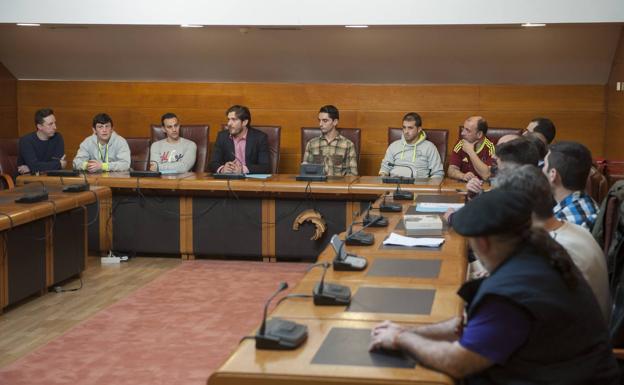 La firma del catálogo se llevó a cabo en la sala de comisiones del Parlamento de Cantabria.