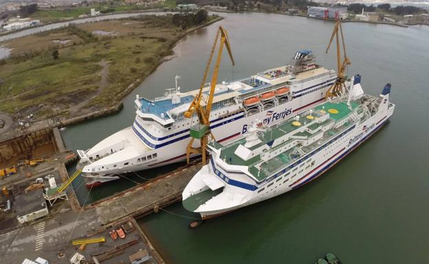 La segunda casa: La escala en Santander no es el único paso del ferri por Cantabria. En la imagen, el 'Cap Finisterre' y el 'Barfleur' en los astilleros de Astander. 