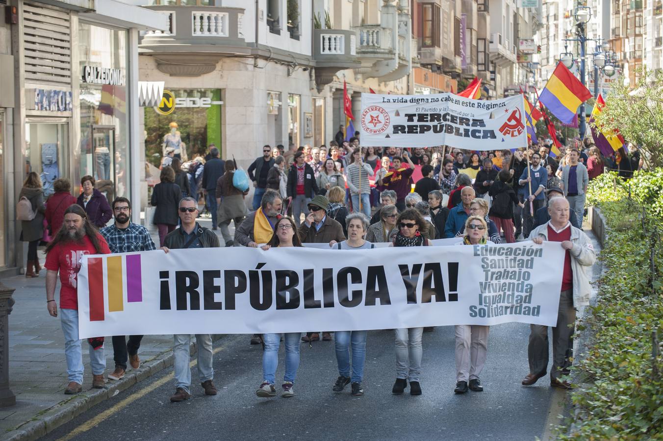 Más de 200 personas, unas 150 según la Policía, se han manifestado en Santander a favor de la III República convocadas por siete organizaciones políticas.