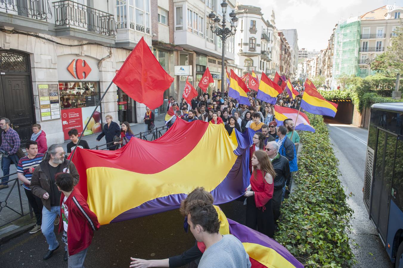 Más de 200 personas, unas 150 según la Policía, se han manifestado en Santander a favor de la III República convocadas por siete organizaciones políticas.