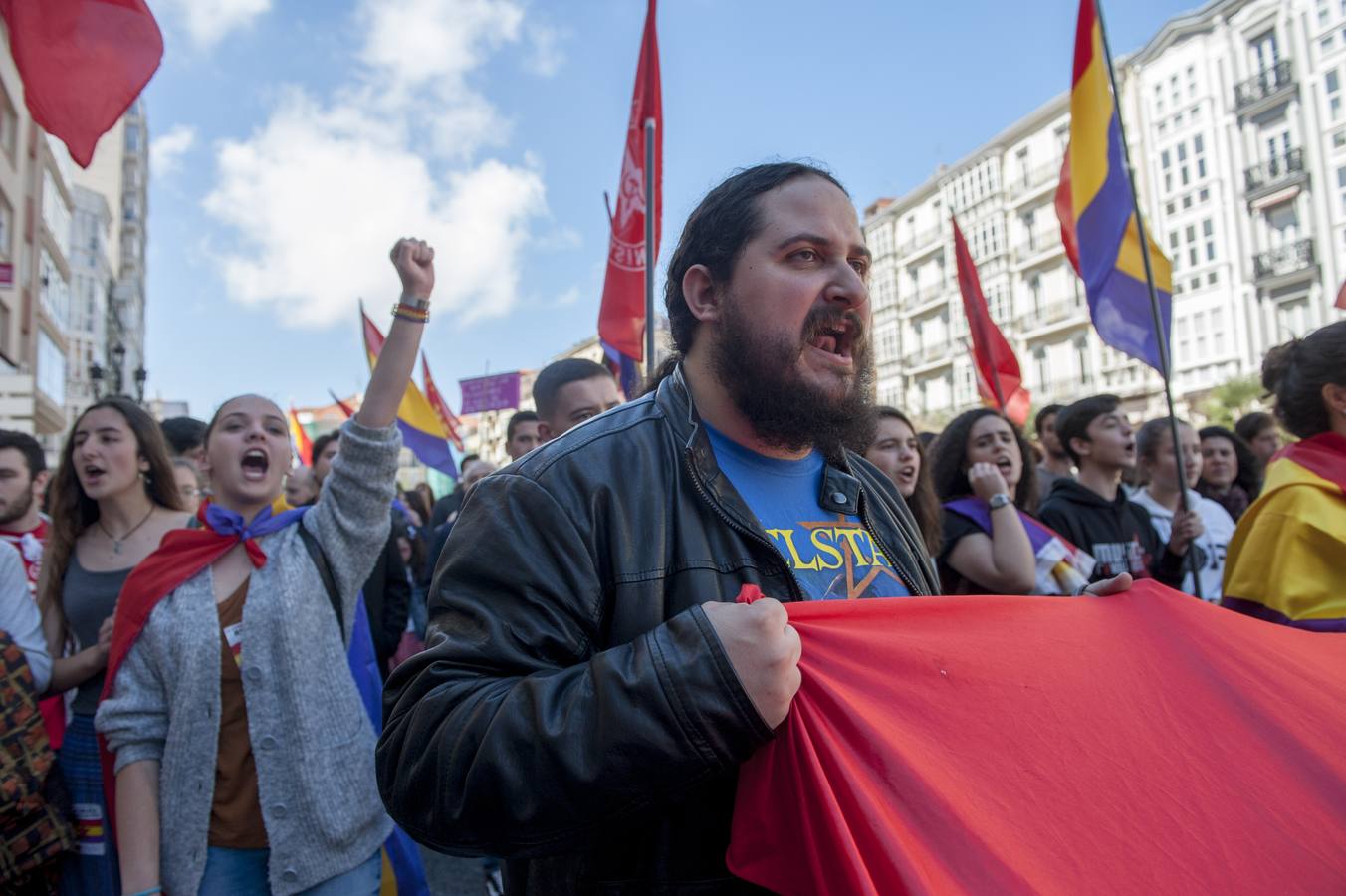 Más de 200 personas, unas 150 según la Policía, se han manifestado en Santander a favor de la III República convocadas por siete organizaciones políticas.