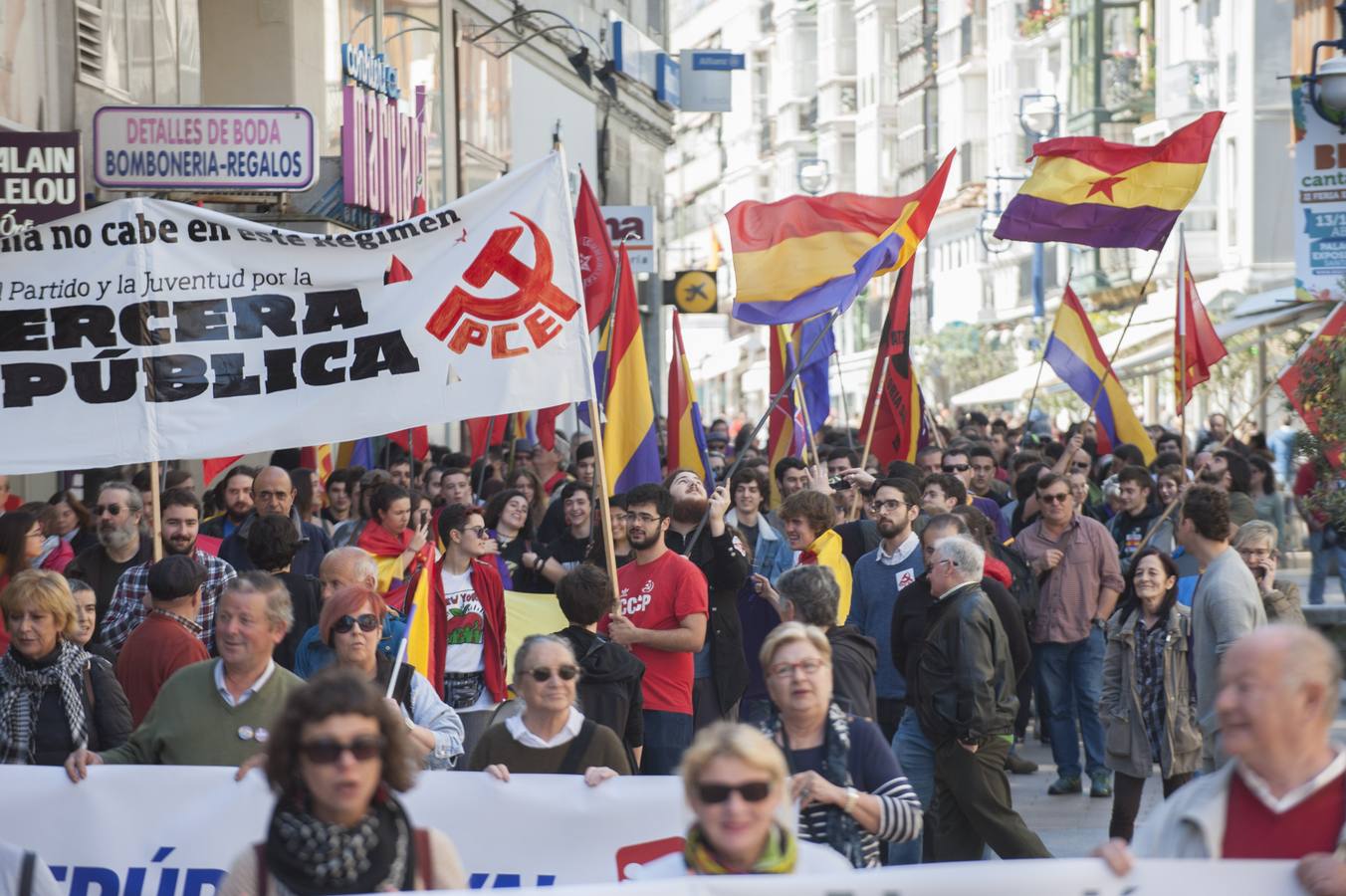 Más de 200 personas, unas 150 según la Policía, se han manifestado en Santander a favor de la III República convocadas por siete organizaciones políticas.