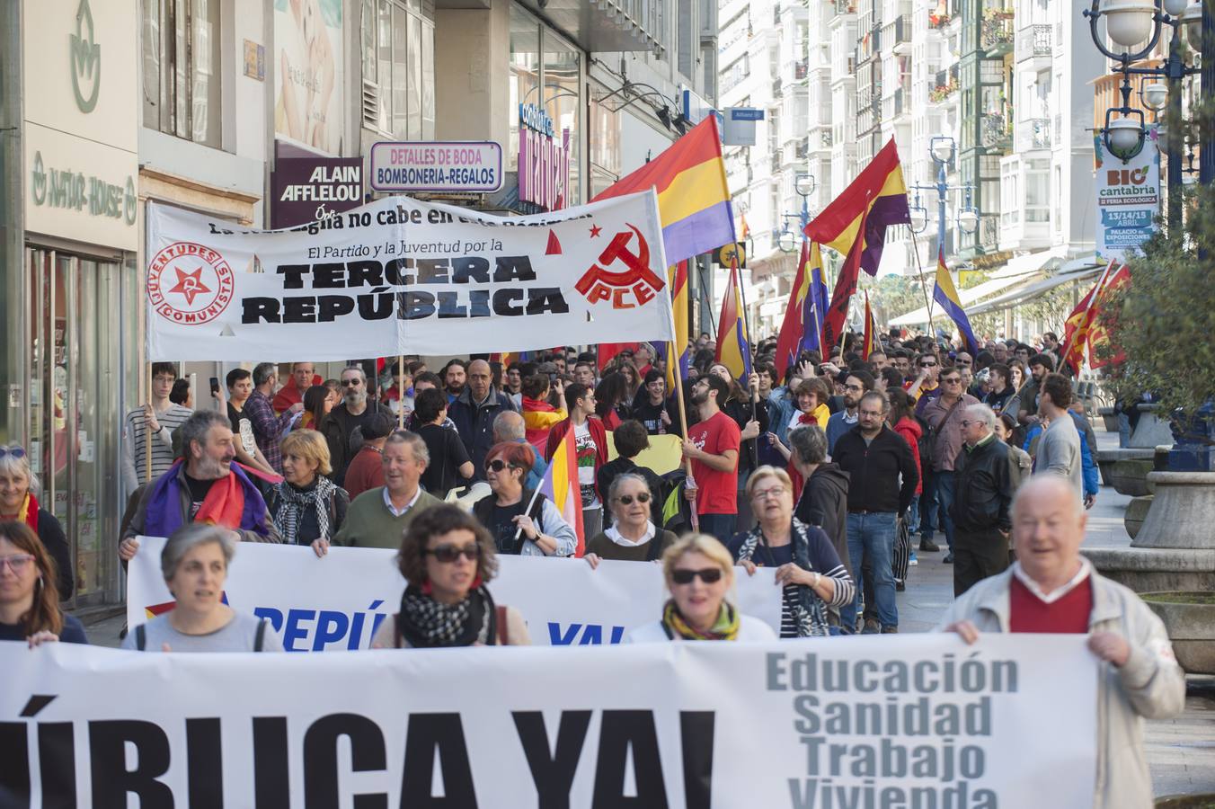 Más de 200 personas, unas 150 según la Policía, se han manifestado en Santander a favor de la III República convocadas por siete organizaciones políticas.