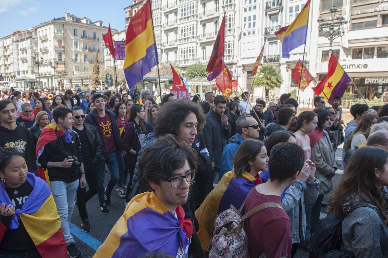 Más de 200 personas, unas 150 según la Policía, se han manifestado en Santander a favor de la III República convocadas por siete organizaciones políticas.