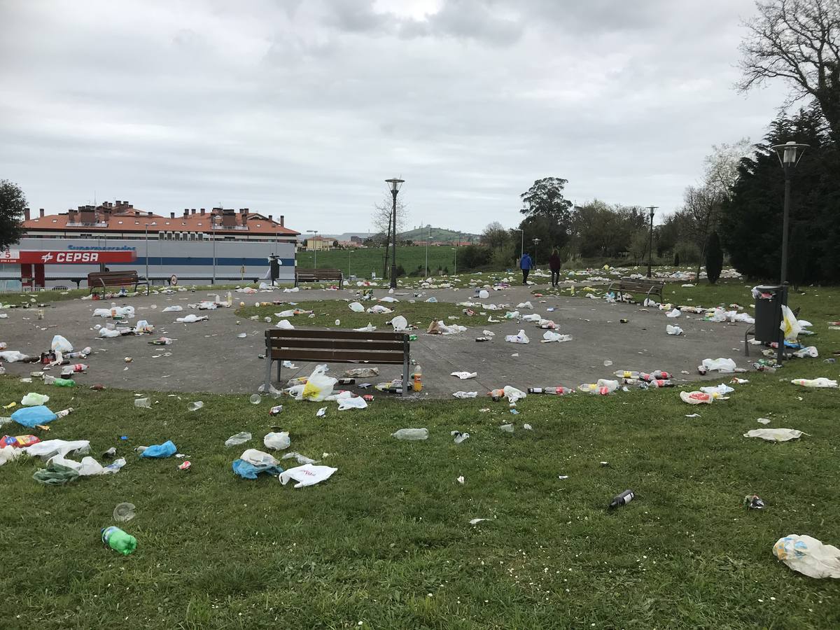 Fotos: Así queda el parque Mies de Meji, en Tanos, tras los multitudinarios botellones de cada fin de semana