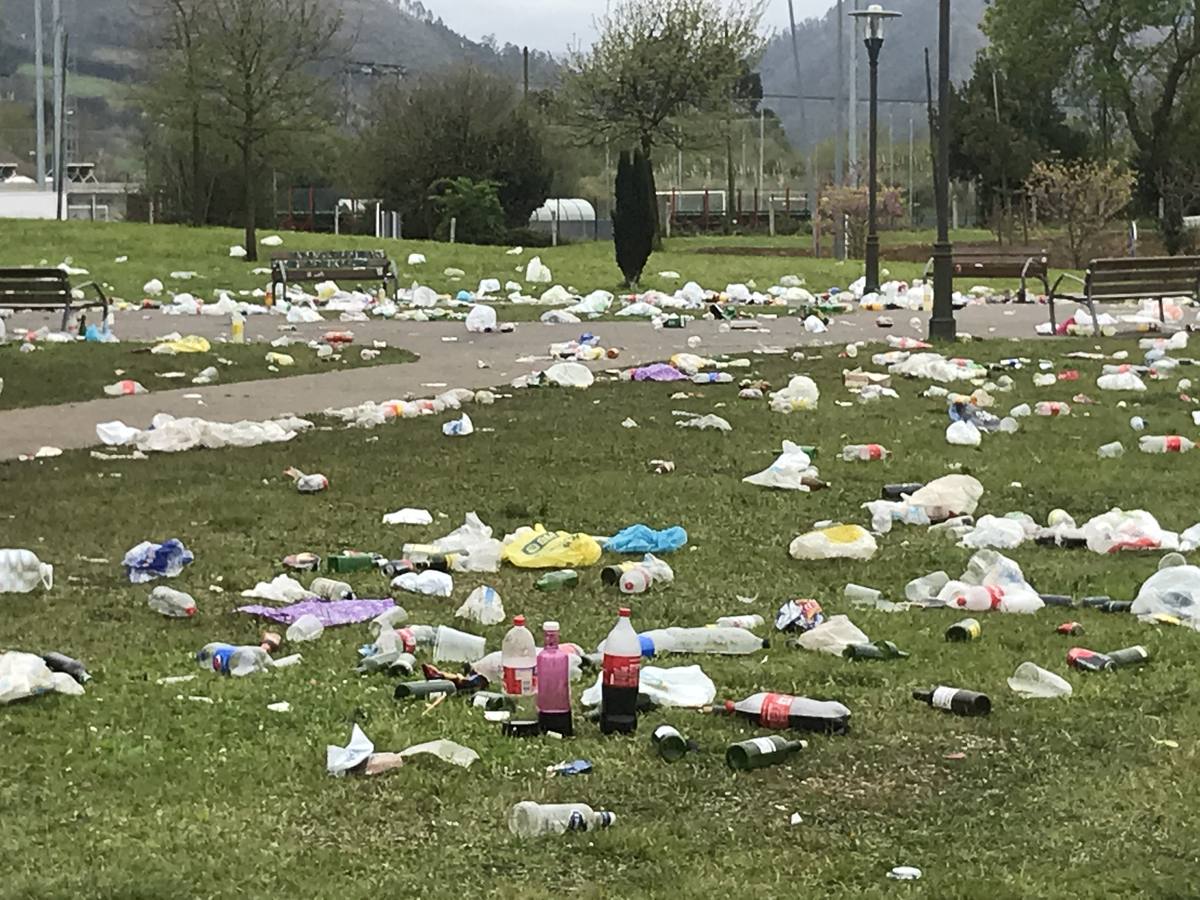 Fotos: Así queda el parque Mies de Meji, en Tanos, tras los multitudinarios botellones de cada fin de semana