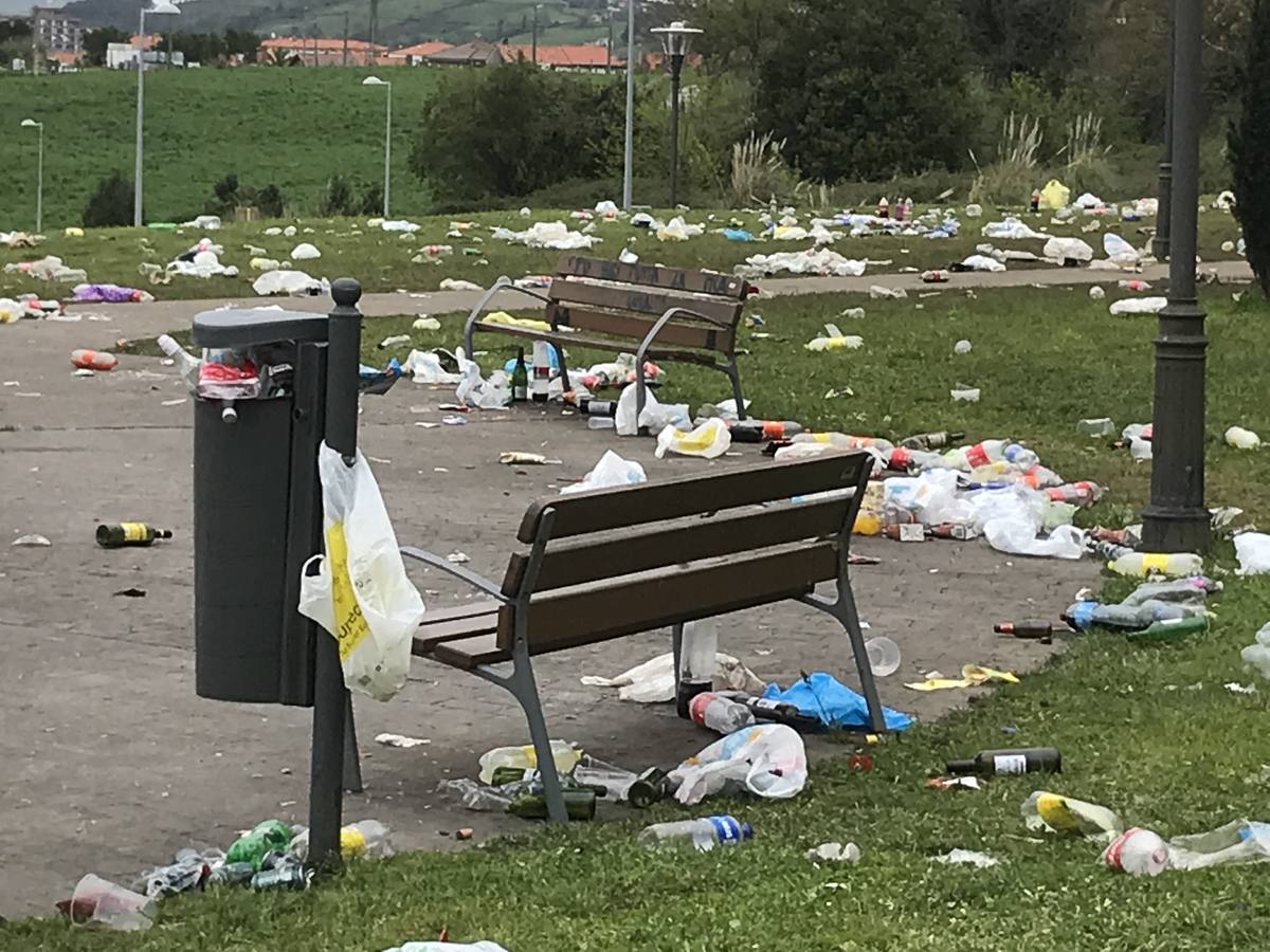 Fotos: Así queda el parque Mies de Meji, en Tanos, tras los multitudinarios botellones de cada fin de semana