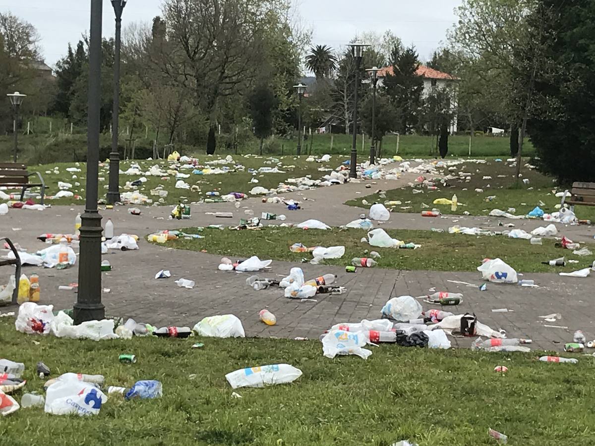 Fotos: Así queda el parque Mies de Meji, en Tanos, tras los multitudinarios botellones de cada fin de semana