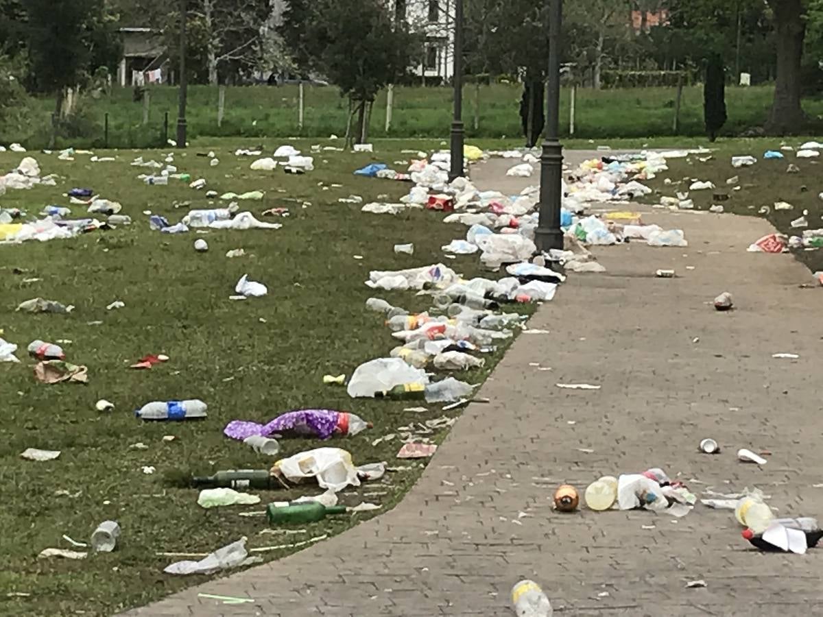 Fotos: Así queda el parque Mies de Meji, en Tanos, tras los multitudinarios botellones de cada fin de semana