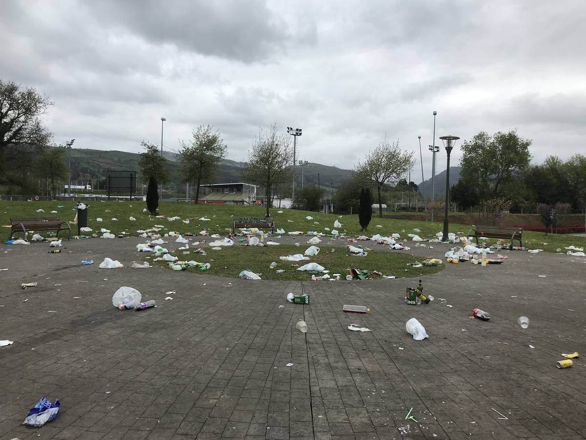 Fotos: Así queda el parque Mies de Meji, en Tanos, tras los multitudinarios botellones de cada fin de semana