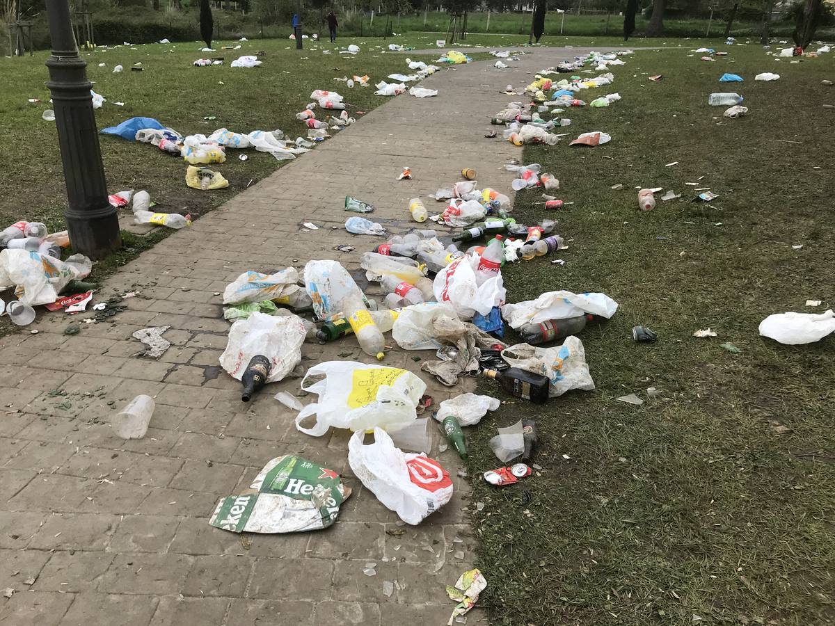 Fotos: Así queda el parque Mies de Meji, en Tanos, tras los multitudinarios botellones de cada fin de semana