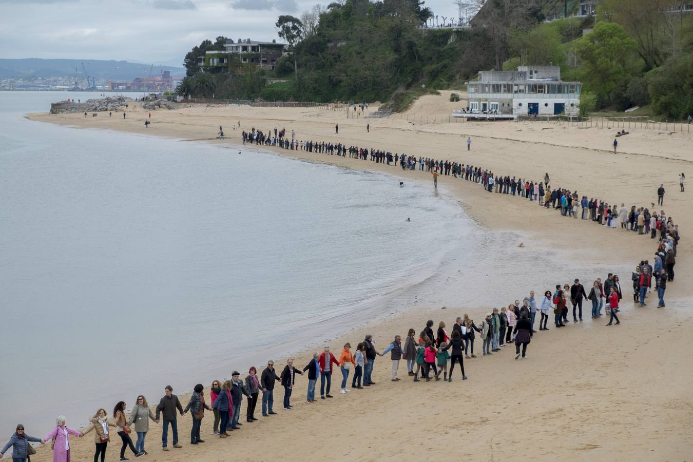 Una cadena humana entre La Magdalena y Los Peligros ha protagonizado este domingo la cuarta acción de protesta contra los diques que está construyendo el Ministerio de Medio Ambiente para la estabilización de los arenales santanderinos.