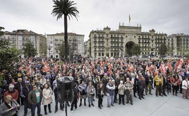 Los manifestantes, en la Plaza de Numancia a los Jardines de Pereda.