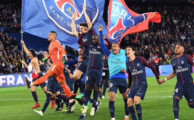 Los futbolistas del PSG celebran la consecución del título en el Parque de los Príncipes. 