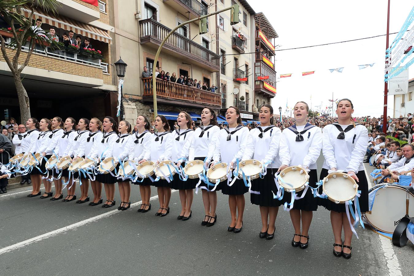 Los barquereños cumplieron con la tradición de llevar a su patrona en una multitudinaria procesión