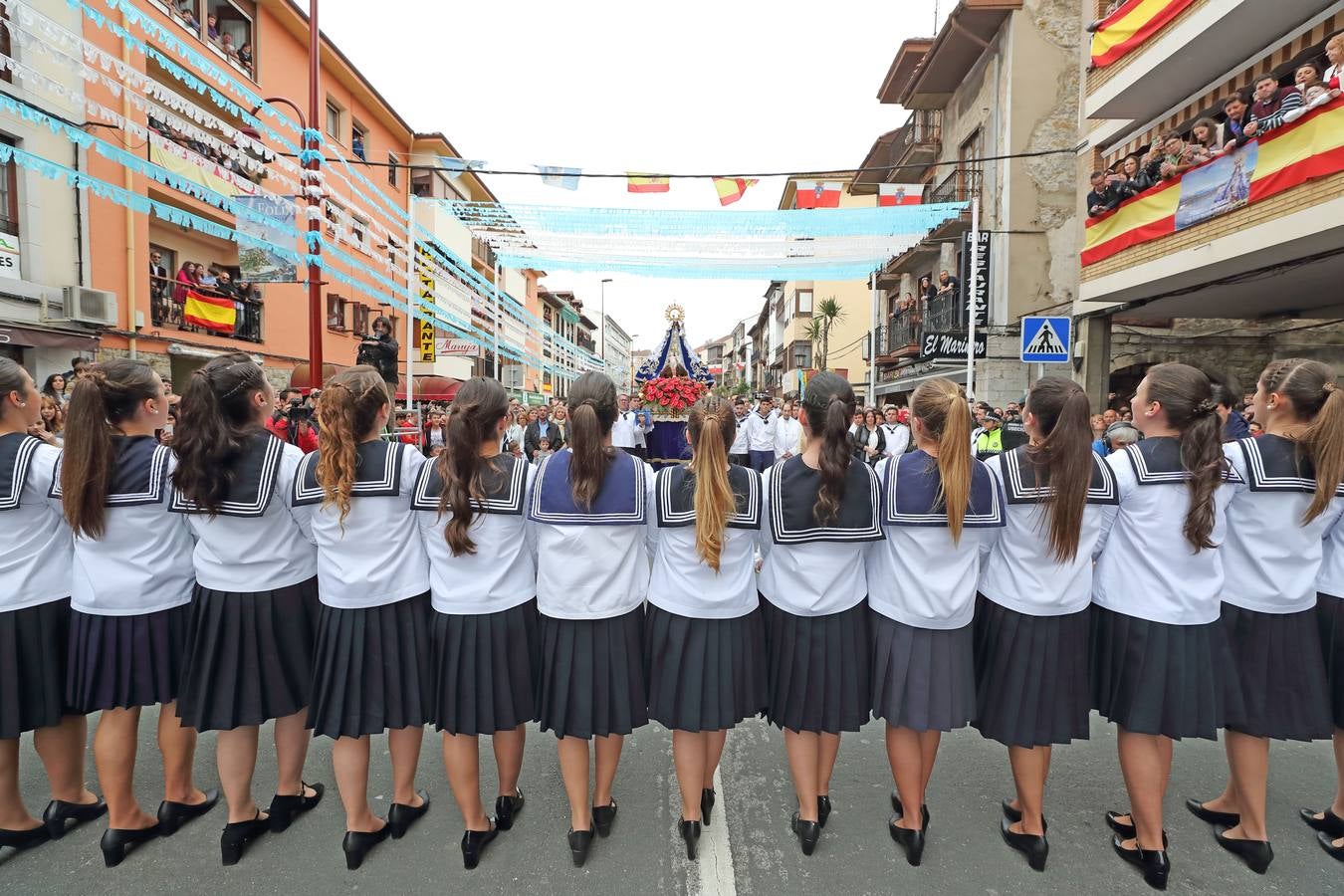 Los barquereños cumplieron con la tradición de llevar a su patrona en una multitudinaria procesión